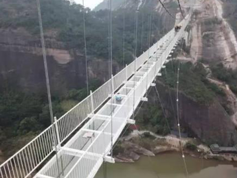 玻璃吊橋受到外國(guó)人質(zhì)疑，不遠(yuǎn)萬里來砸橋，結(jié)局讓人很無奈